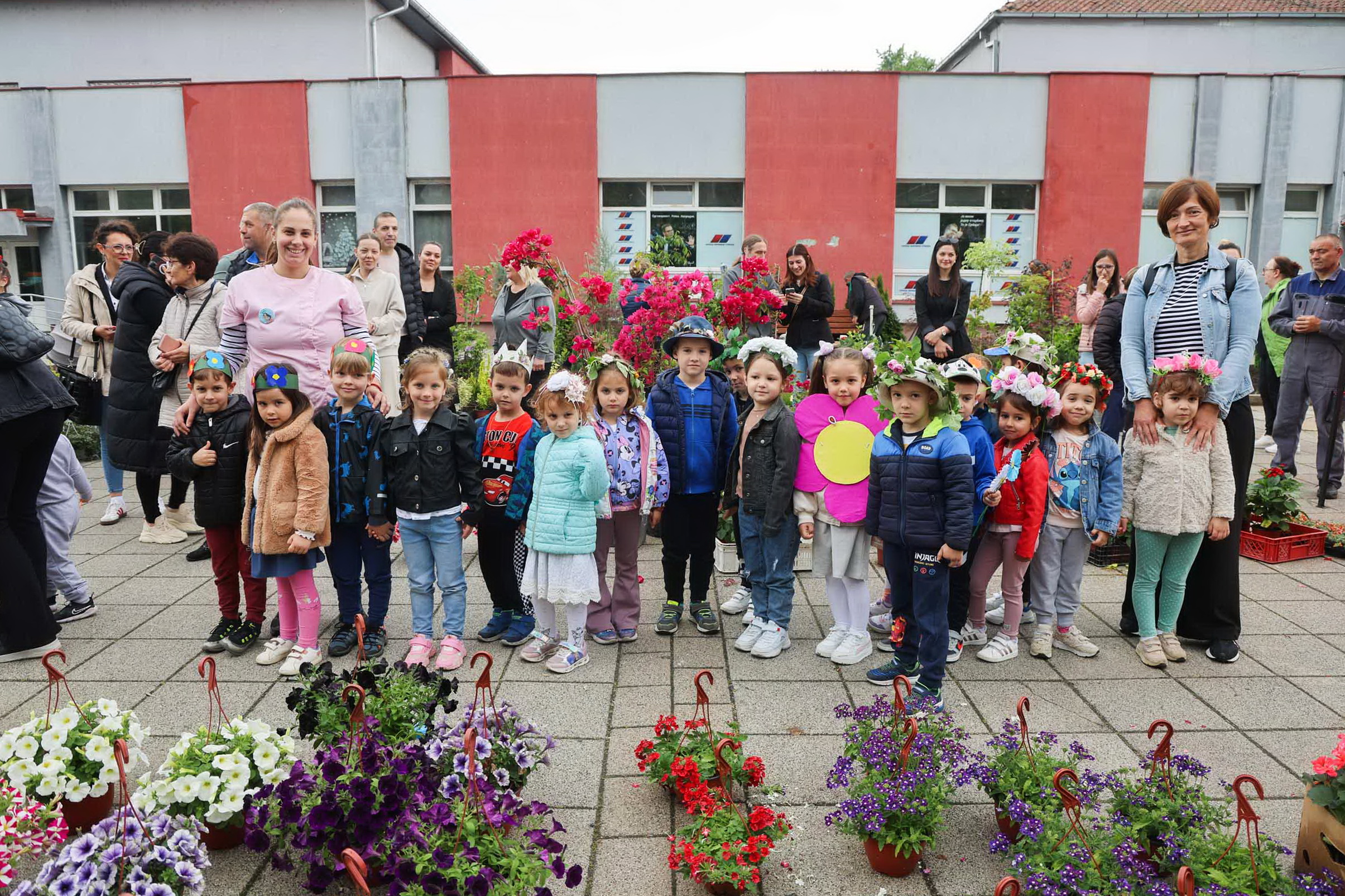 Mališani ukrasili Festival cveća u Žitištu
