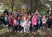 Predškolci i osnovci posetili botaničku baštu ''25 hrastova'' u Banatskom Karađorđevu