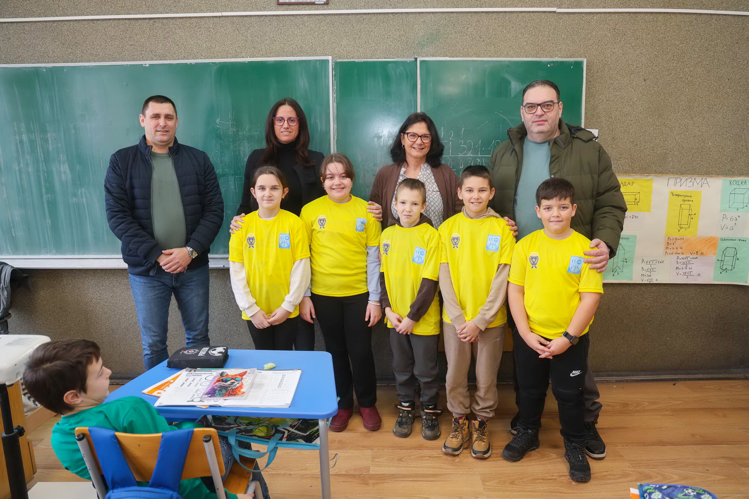 Majice za sportska takmičenja obradovale učenike osnovih škola