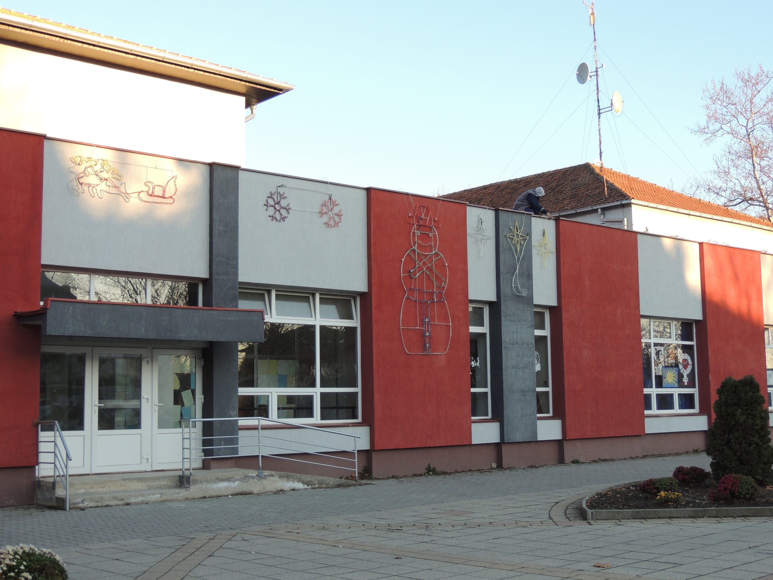 POSTAVLJANJE NOVOGODIŠNJE RASVETE