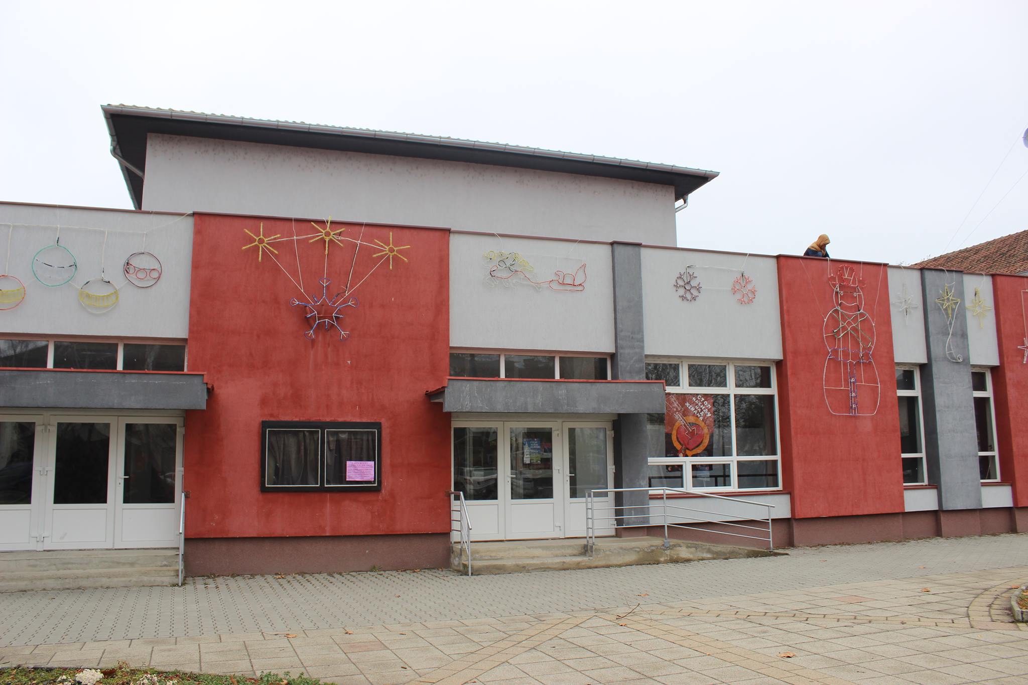 POSTAVLJANJE NOVOGODIŠNJE RASVETE U ŽITIŠTU