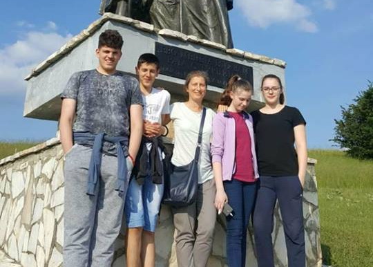 UČENICI POKAZALI ZNANJE NA KVIZU O KRALJU PETRU