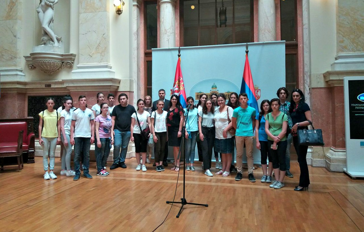 NAJUSPEŠNIJI UČENICI POSETILI NARODNU SKUPŠTINU REPUBLIKE SRBIJE