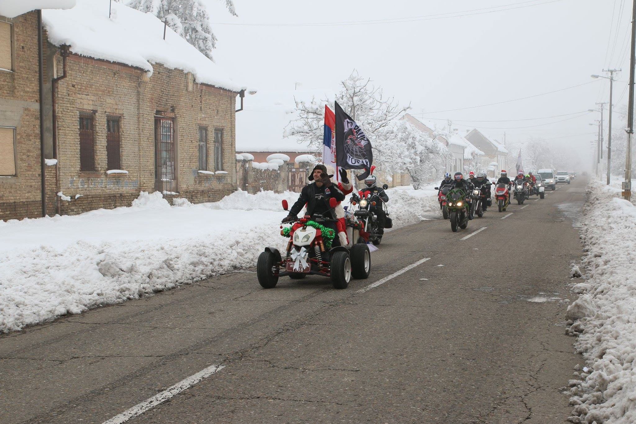 Moto Deda Mrazovi obradovali mališane u Torku
