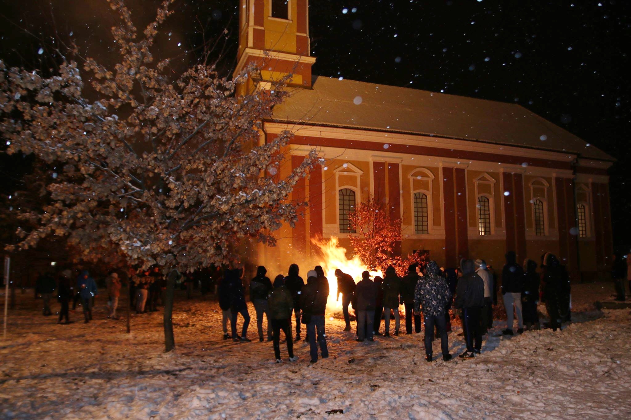 Tradicionalno paljenje badnjaka u opštini Žitište