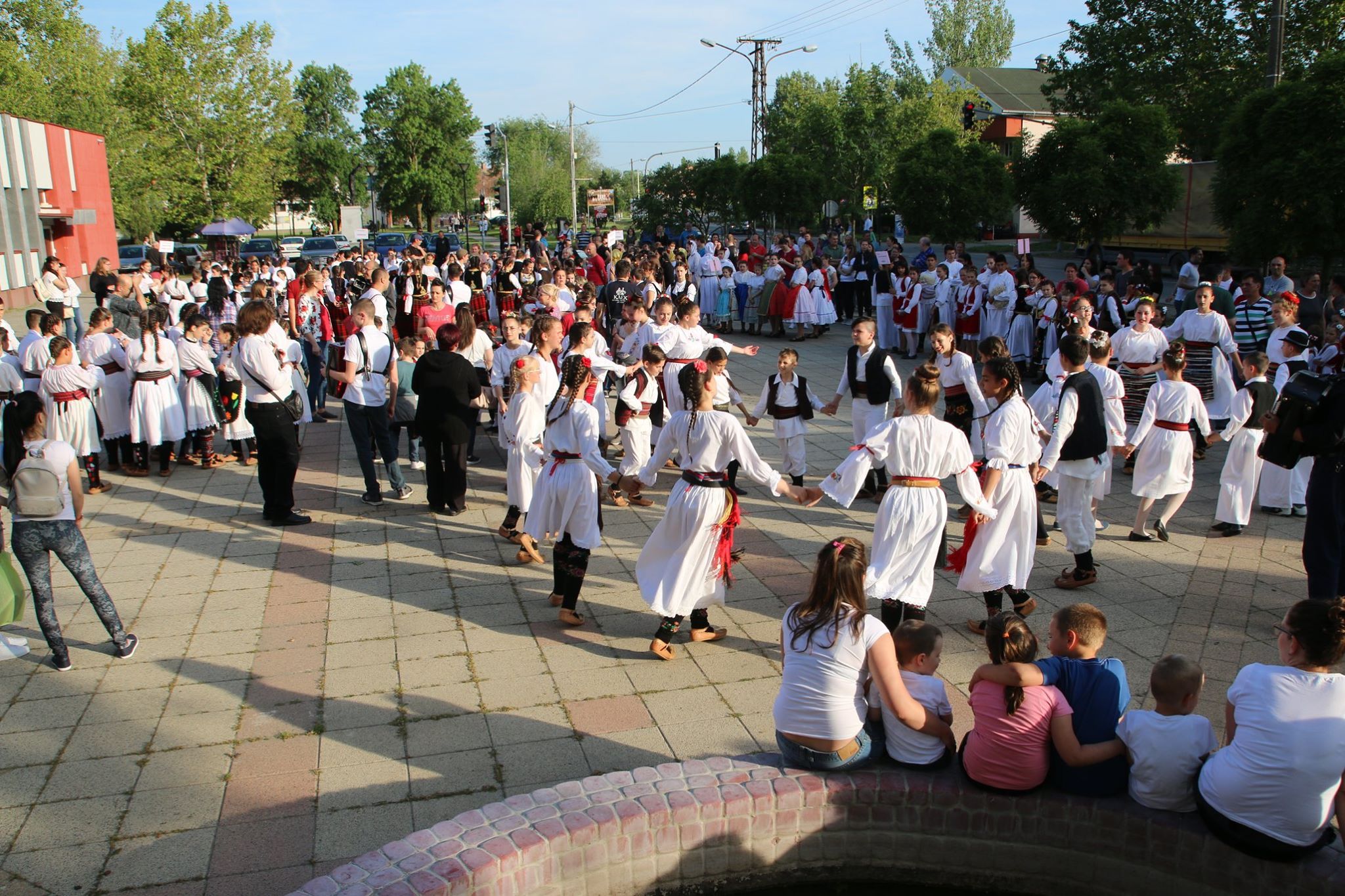 Žitištanski trg prepun dece na tradicionalnoj dečijoj folklornoj manifestaciji