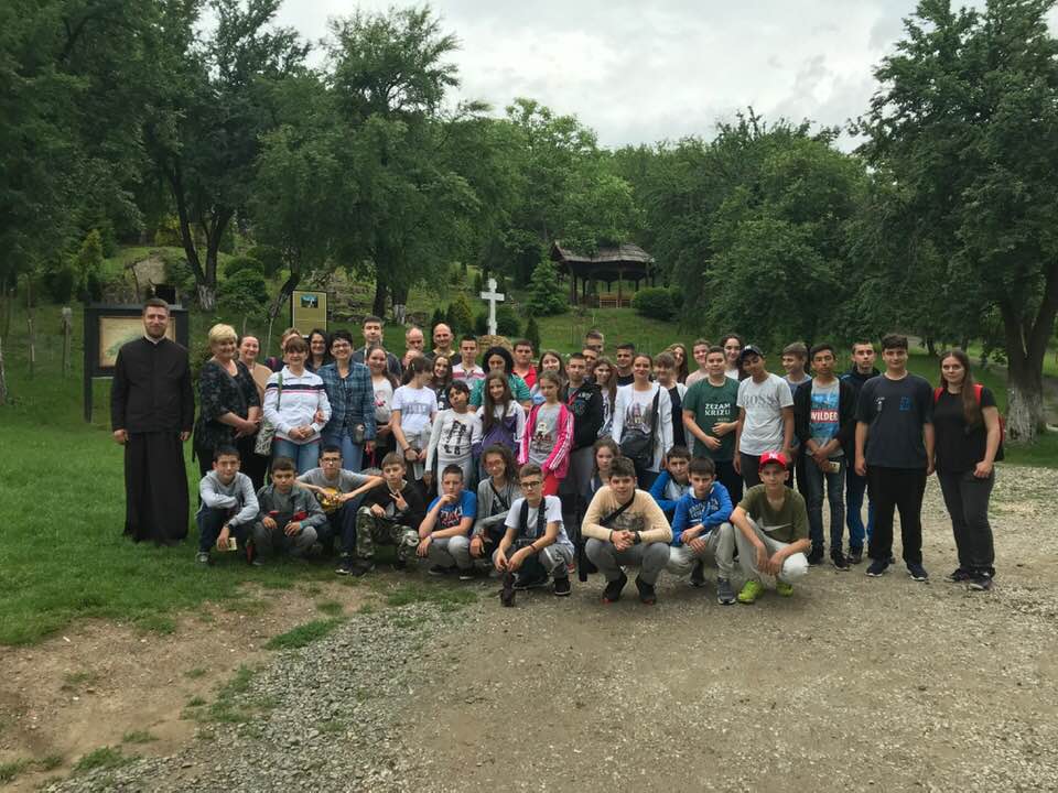 Učenici verske nastave iz Česterega posetili fruškogorske manastire
