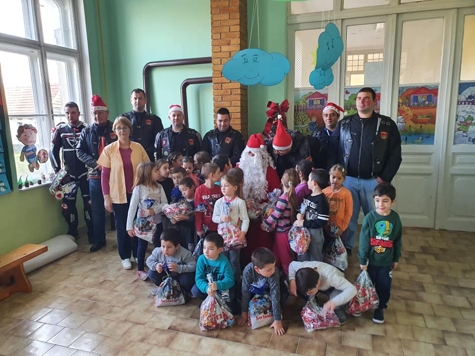 Bajkeri “Deda mrazovi“ obradovali mališane u Srpskom i Novom Itebeju