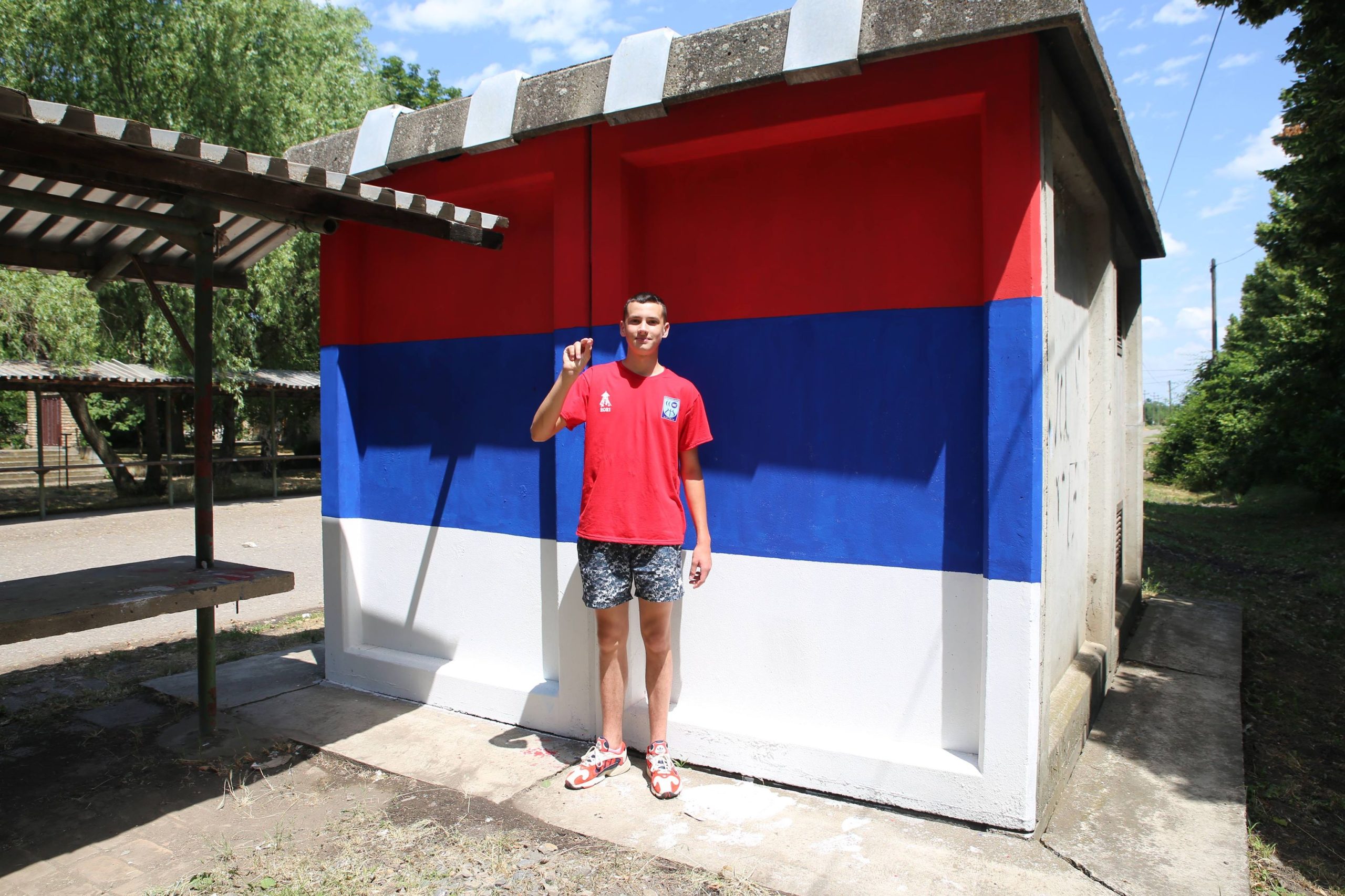 Miloš Knežević oslikao trafo-stanicu u bojama srpske zastave