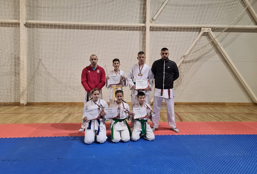 Karatisti se okitili sa pet medalja