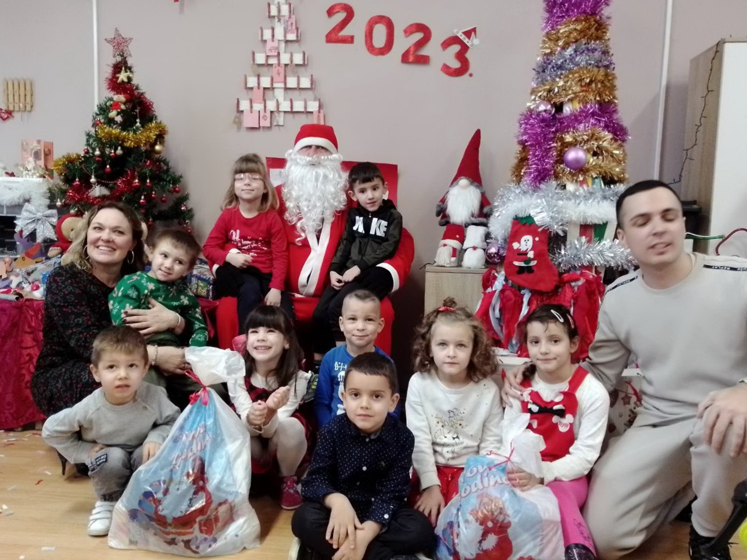 Poznati jutjuber podelio paketiće deci u Ravnom Topolovcu