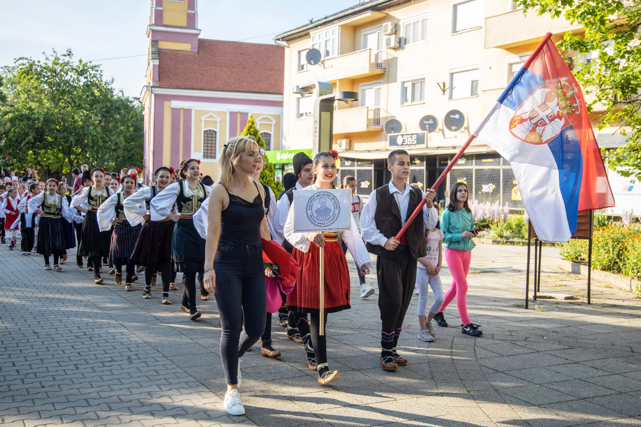 Poslata najlepša slika iz Zitišta: Svečani defile folkloraša i kolo na trgu