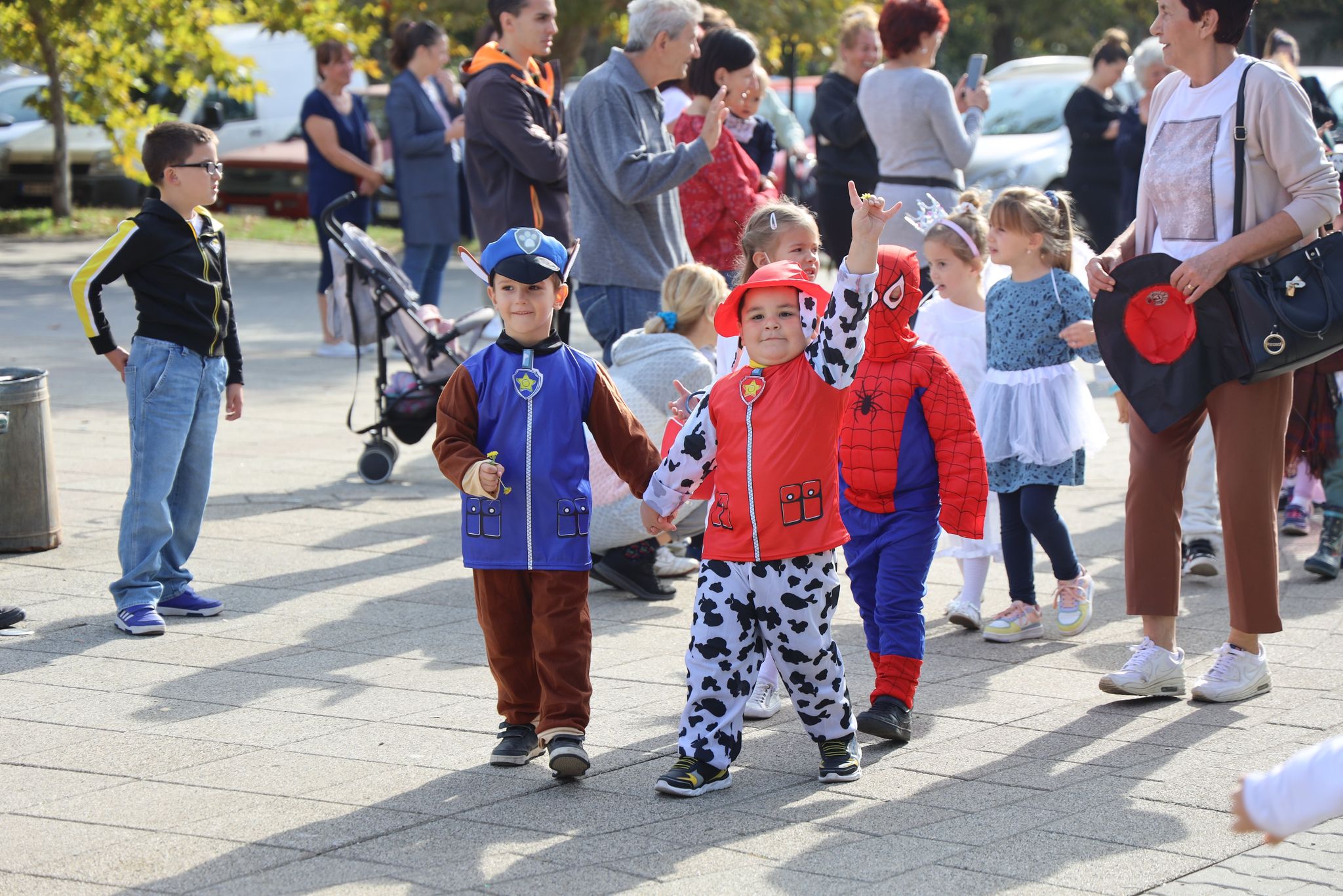 Deca maskirana u kostime defilovala ulicama Žitišta