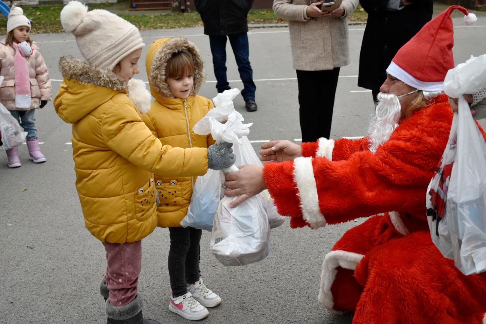 Bajkeri “Deda mrazovi“ obradovali mališane u Tordi