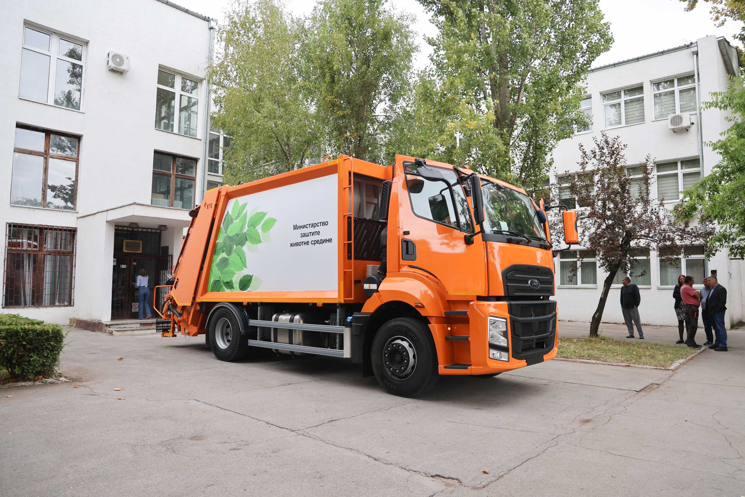 Opštini Žitište nov kamion smećar od Ministarstva zaštite životne sredine