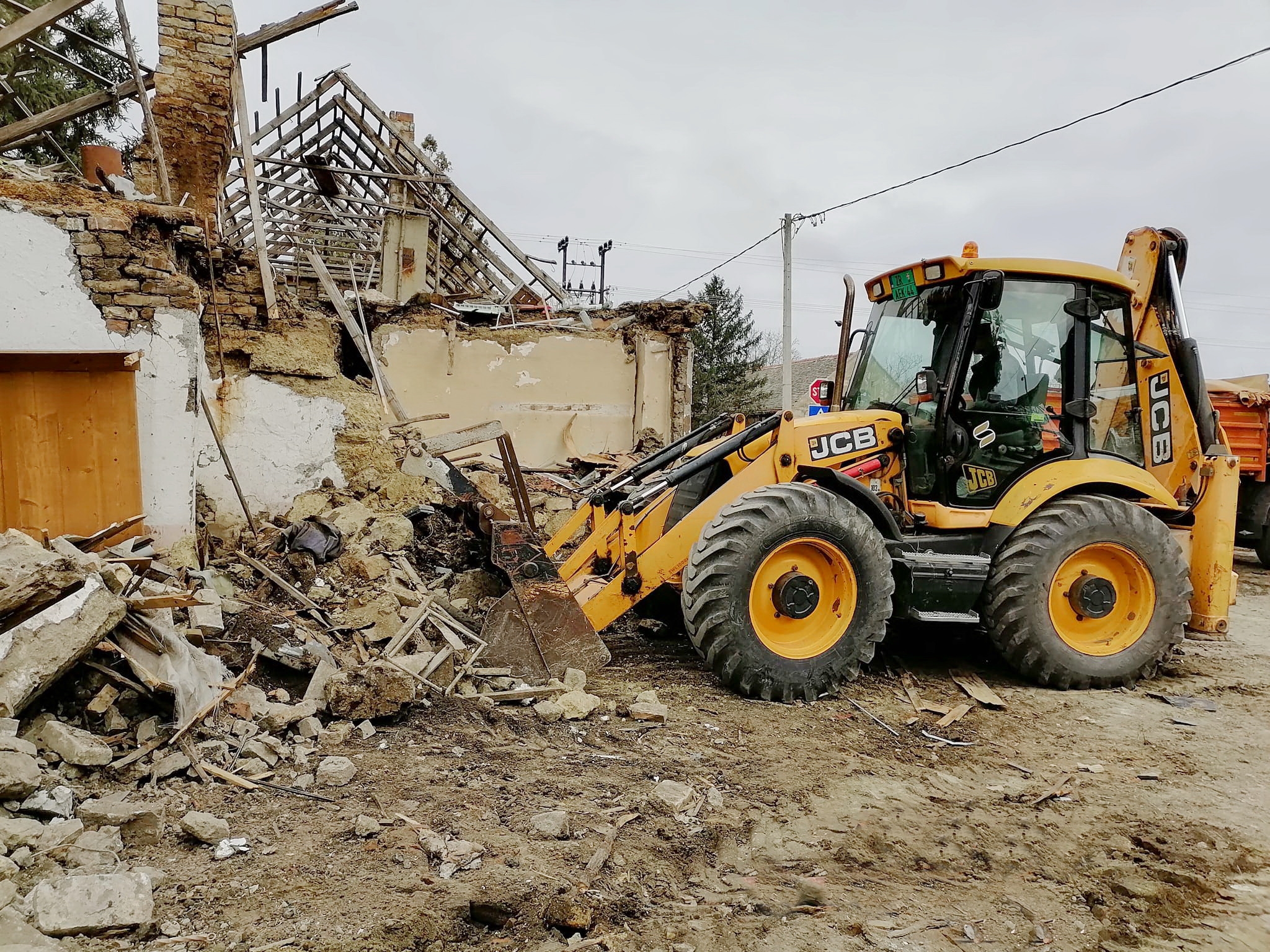 Bager za sve terene – rušenje objekata, kopanje kanala, nasipanje terena
