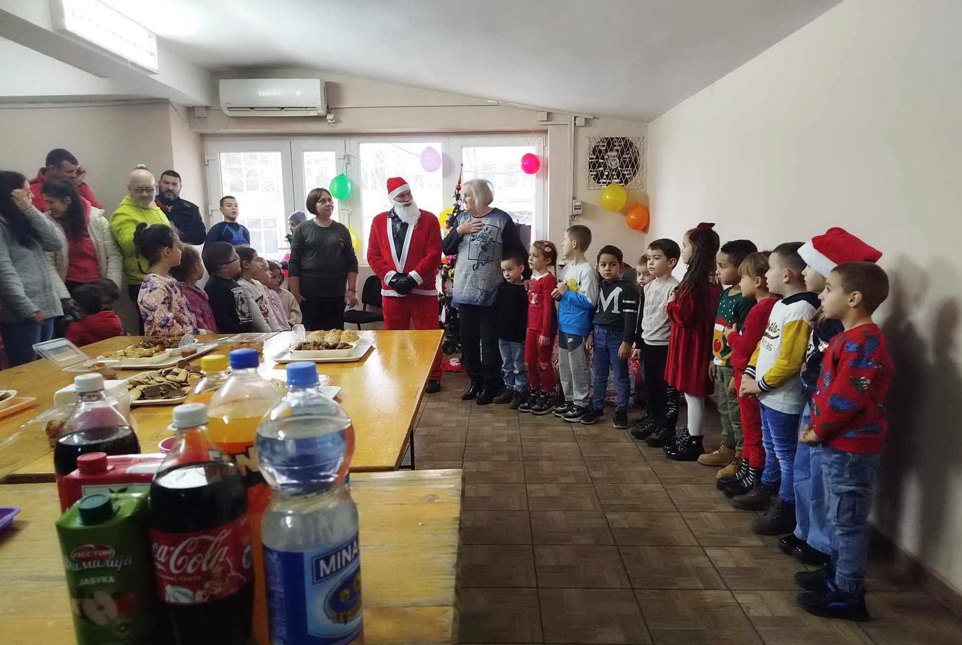 Moto Deda Mrazovi ulepšali praznike i podelili paketiće u Torku