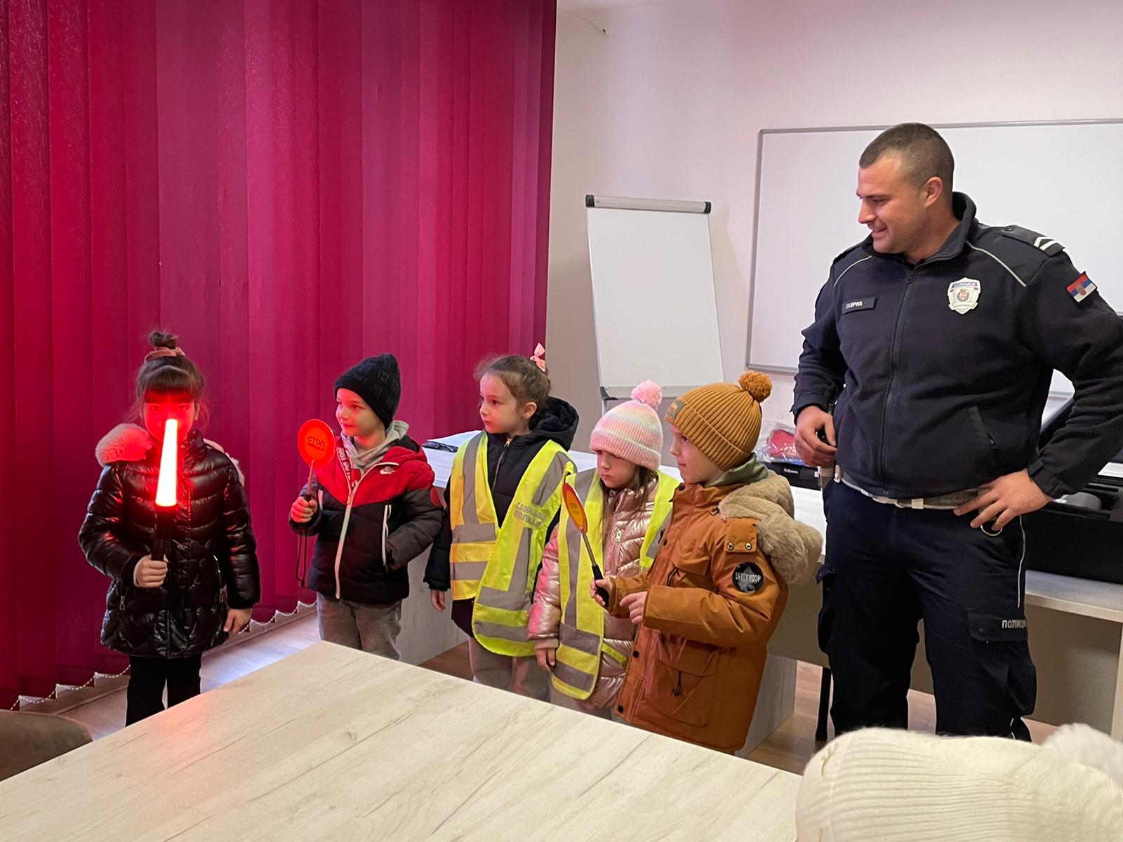 Mališani vrtića posetili Policijsku stanicu u Žitištu
