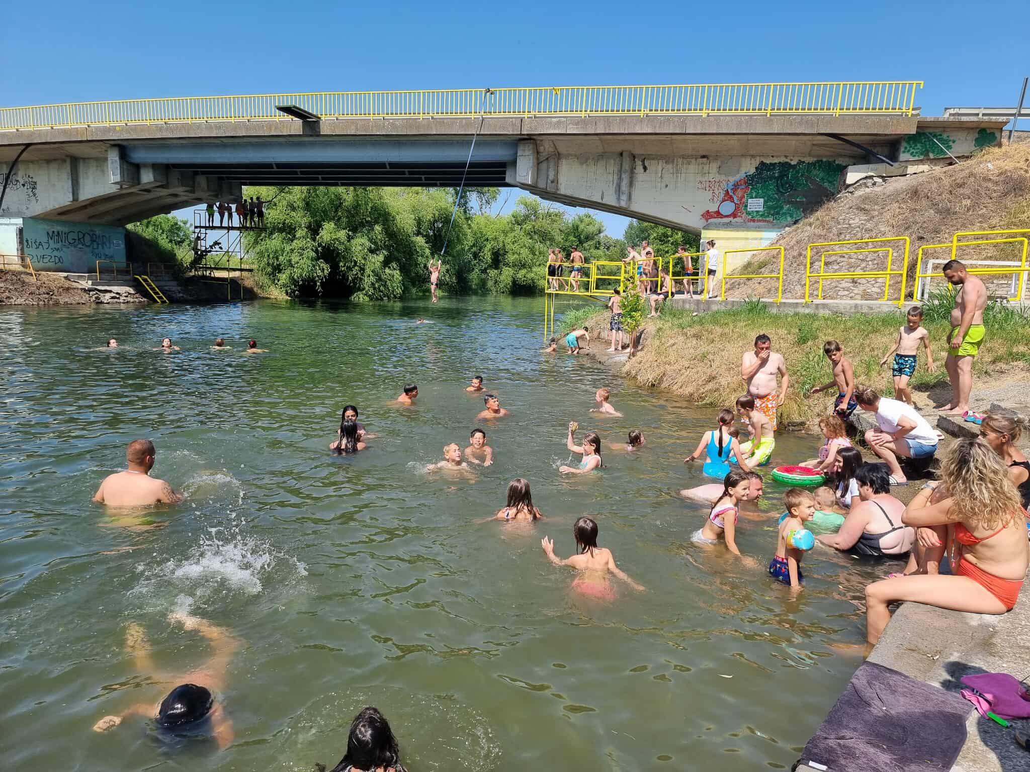 Uživanje na Begeju: Kupanje i sunčanje na uređenoj plaži