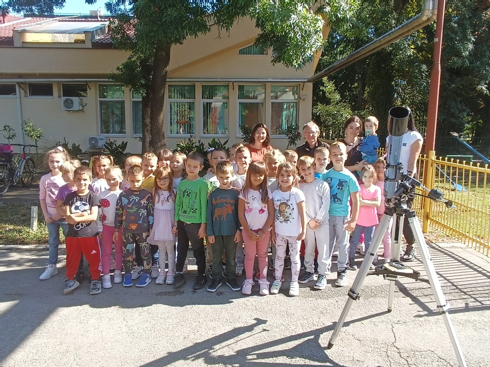 Mališani iz “Bisera“ posmatrali Sunce i Mesec kroz teleskop